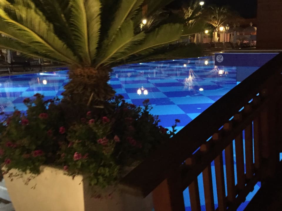 Bei Nacht Quattro Beach Spa & Resort