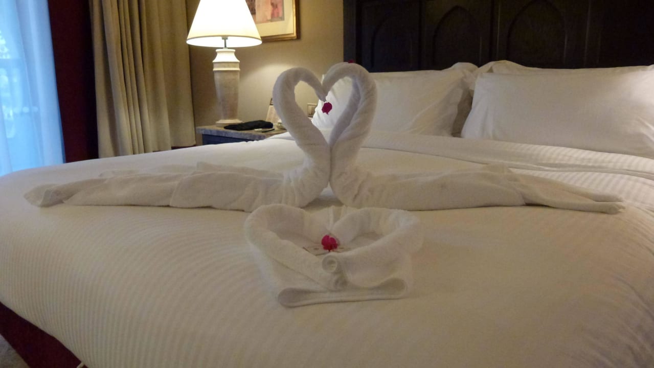 2 Schwäne mit Herz Miramar Al Aqah Beach Resort