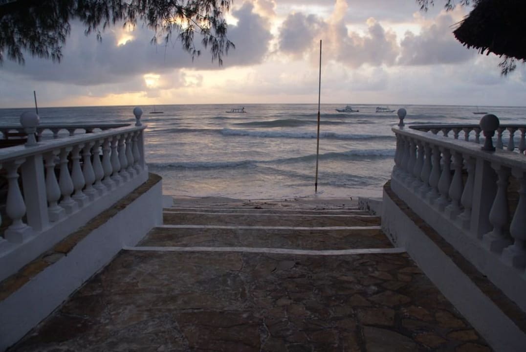 Treppe zum Strand bei Flut Hotel Papillon Lagoon Reef