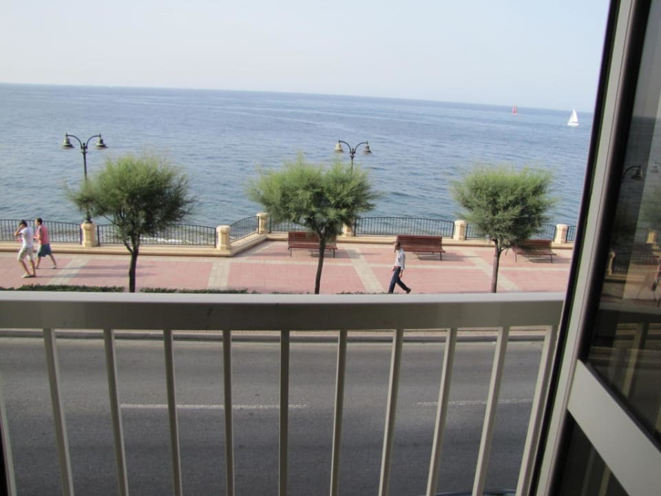 Straße, Uferpromenade The Diplomat Hotel