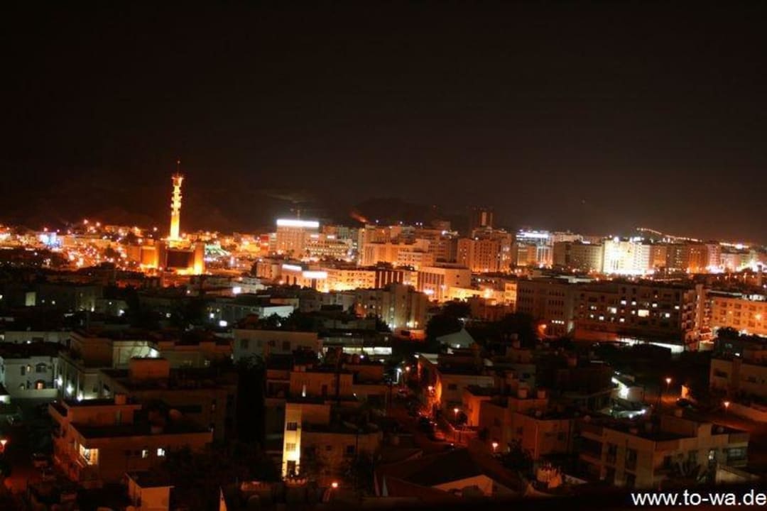 Blick vom Hotel auf Mascat bei Nacht Hotel Al Falaj