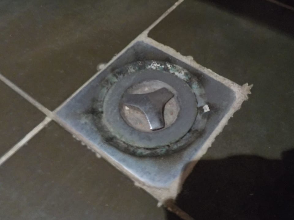 Überall Schimmel im Bad Hotel Falcon Naama Star