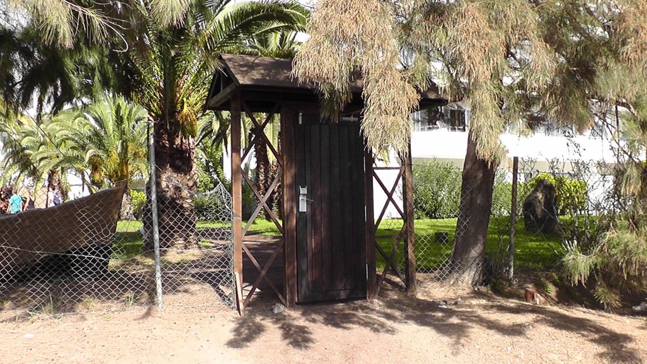 Hotel-Hinterausgang zum Strand allsun App.-Hotel Esquinzo Beach