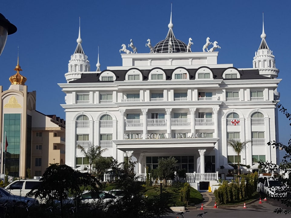 Sehr eng am Nachbarhotel Side Royal Palace Hotel & Spa