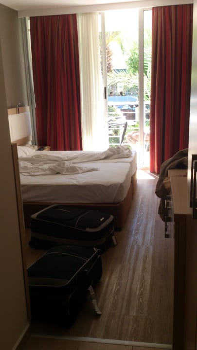 Blick auf die Betten vom Eingangsbereich Gardenia Hotel