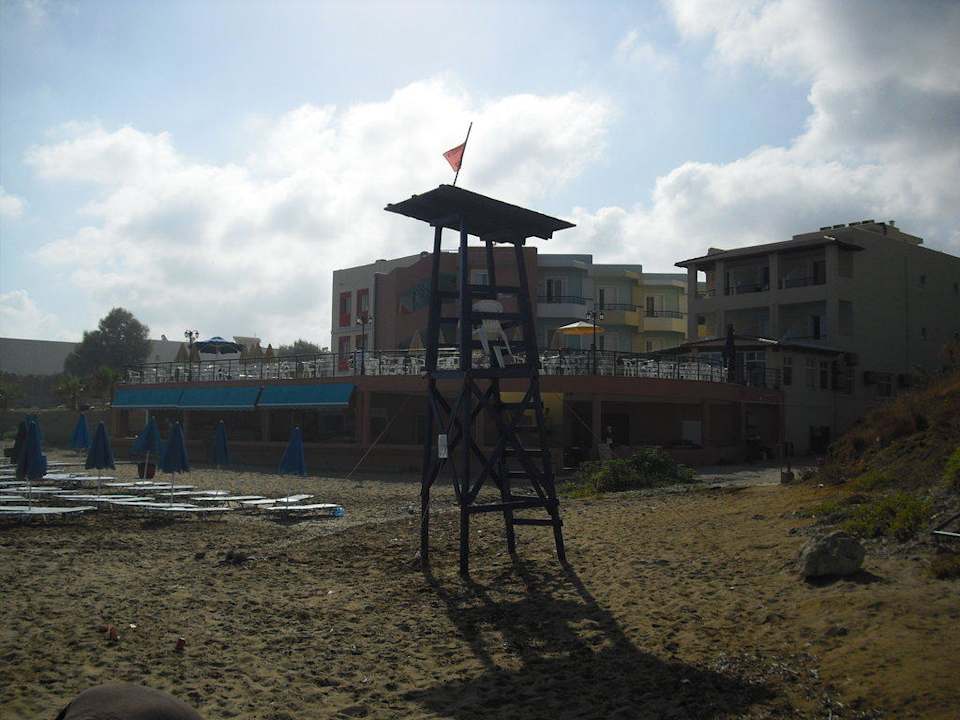 Hotelstrand mit Lifeguard-Wachturm Hotel Dedalos Beach