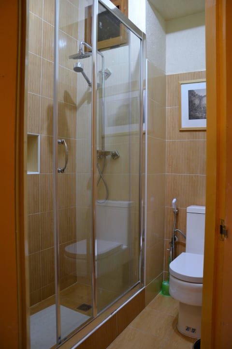 Zimmer 202, Bad Hotel Goha