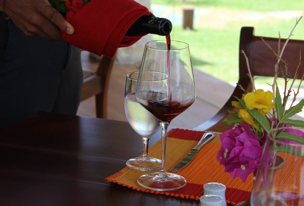 Serve beverages for dining table  Thaulle Resort