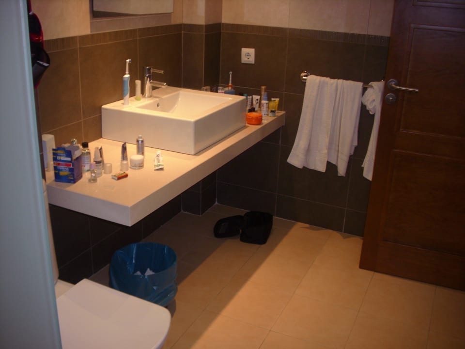 Modernes Bad (mit Fenster) Don Quijote Apartment