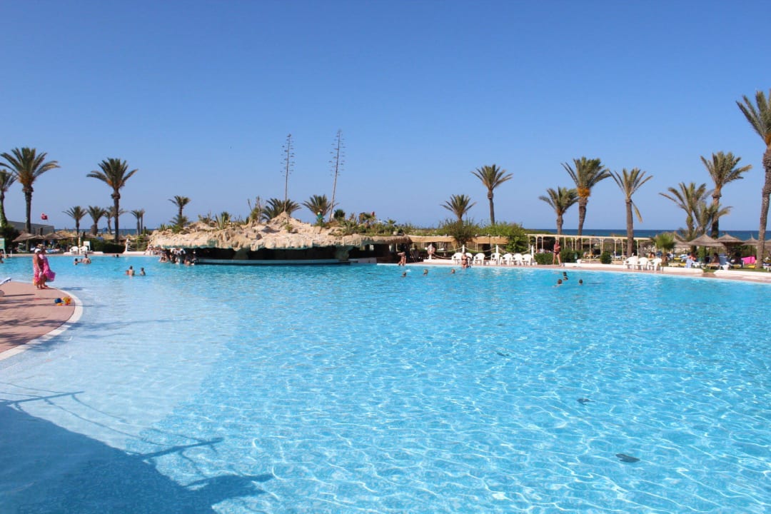 Pool mit Poolbar, dahinter der Strand & das Meer Mahdia Beach & Aquapark