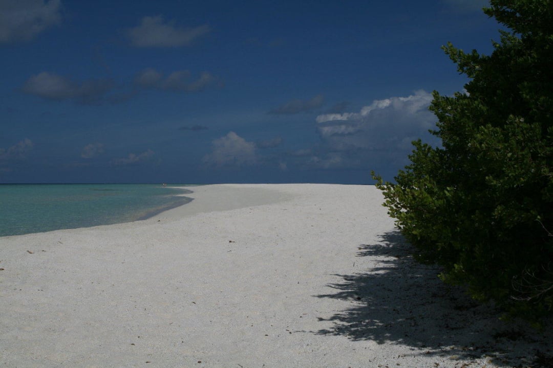 Strand am Ende der Insel Kuramathi Maldives