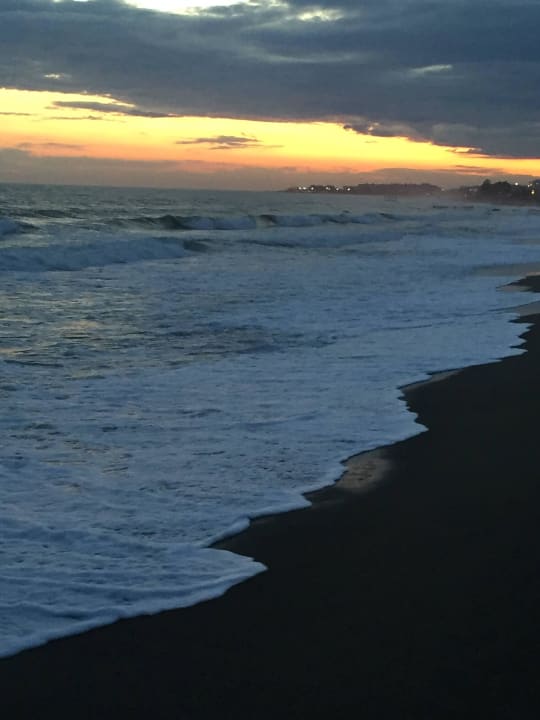 Sonnenuntergang am Strand  Club Turtas Beach Hotel