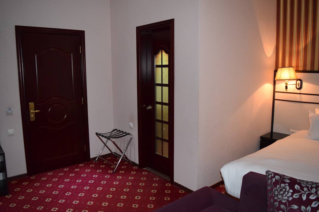 Eingangstür zum Zimmer Hotel & Spa Borjomi Palace