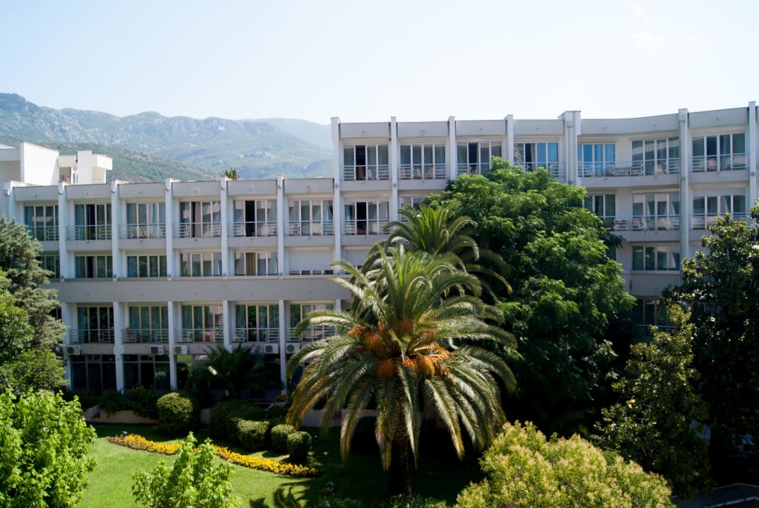 Вид из номера (на улицу) Iberostar Waves Bellevue