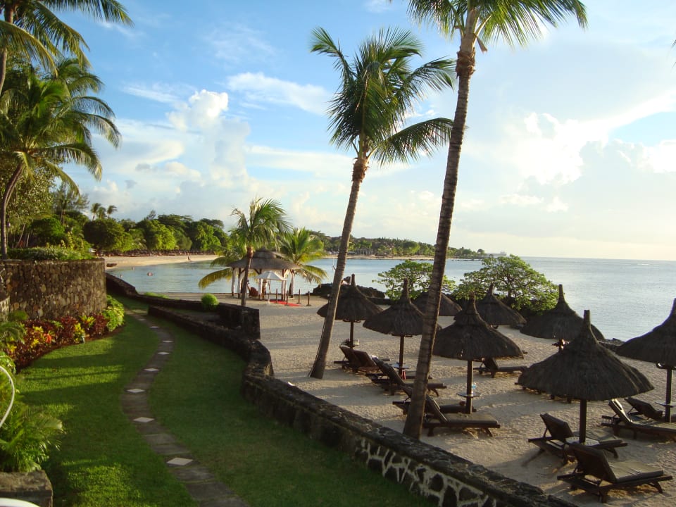 Durch den Garten zum Strand Maritim Resort & Spa Mauritius
