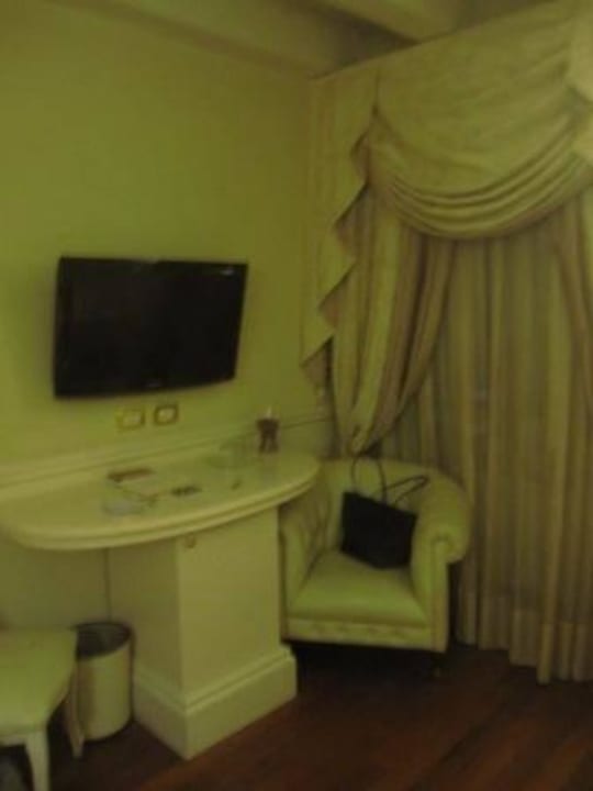 Dunkles Zimmer mit schwülstigen Vorhängen Suite Hotel Santa Chiara