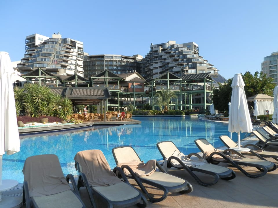 Poolanlage und Hotel Limak Lara Deluxe Hotel & Resort