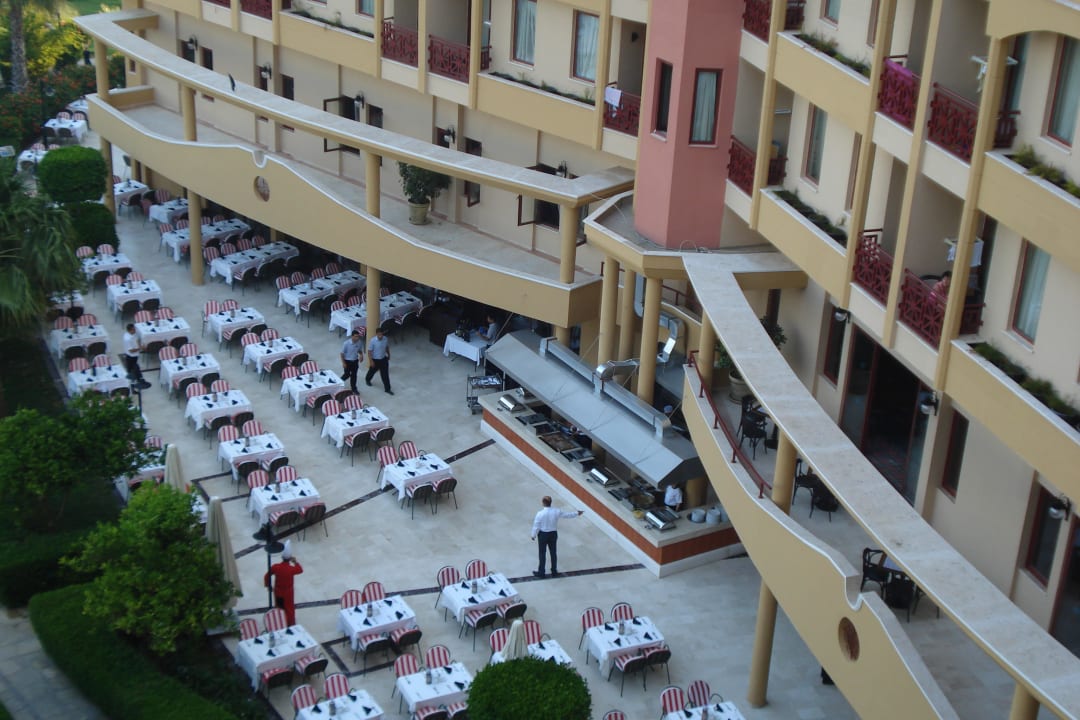 Pohlad ráno na prípravu reštaurácie Bella Resort & Spa