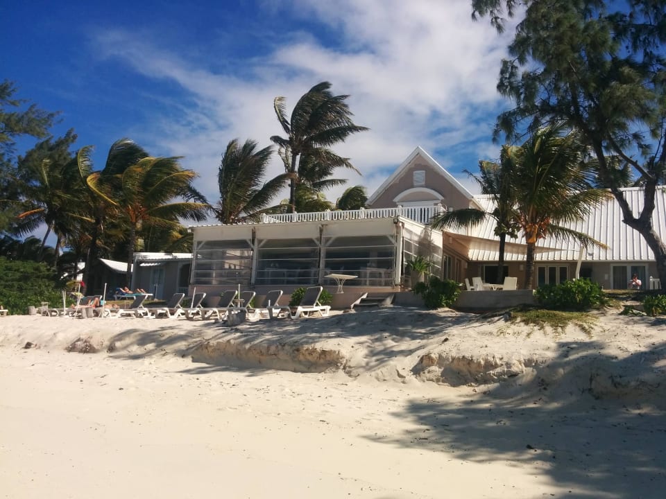 Haupthaus aus Richtung des Privatstrandes Astroea Beach