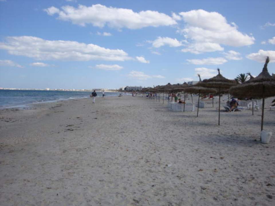 Meer Strand Abend mit Schirme Mahdia Beach & Aquapark