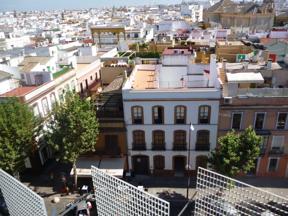 Widok na ulicę NH Sevilla Plaza de Armas