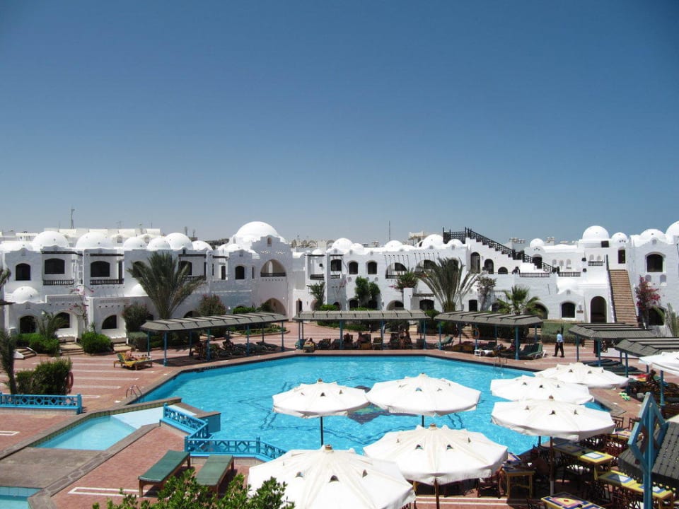 Blick vom Balkon auf den Pool Arabella Azur Resort