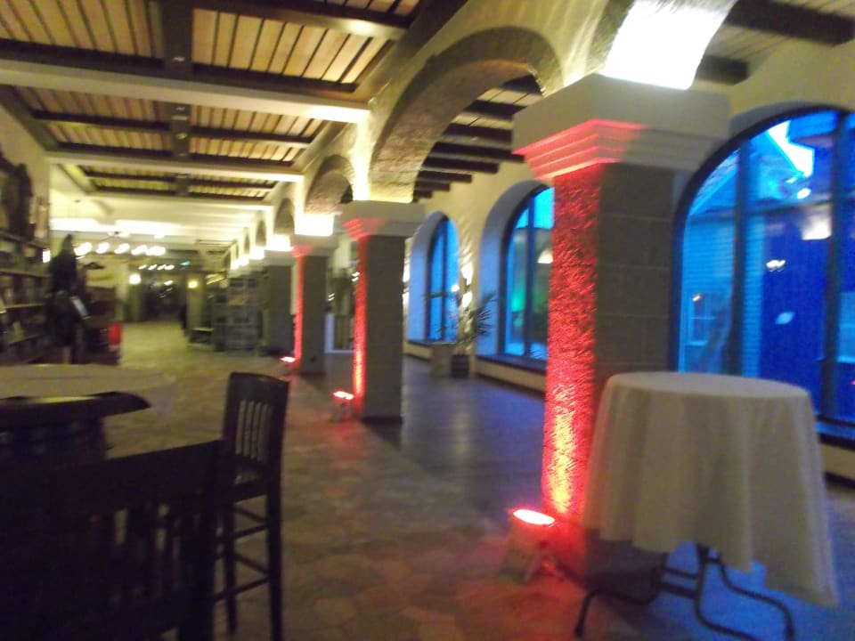 Eingangsbereich am Abend Heide Park Abenteuerhotel