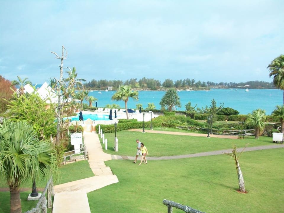 Blick zum Pool und Strand Hotel Grotto Bay Beach Resort