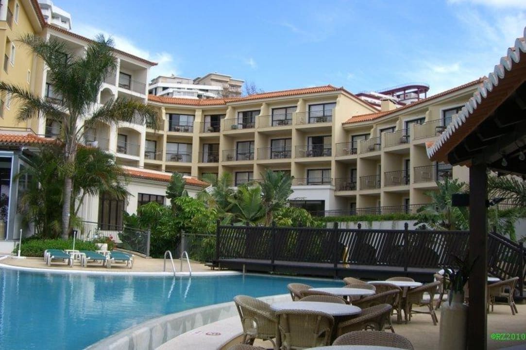 Pool und Hotel von der Bar aus Hotel Porto Mare - PortoBay