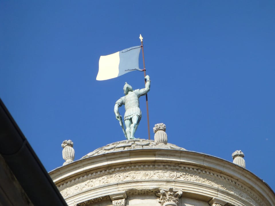 Blick zur Kathedrale, vor dem Hotel Hotel St. Trophime