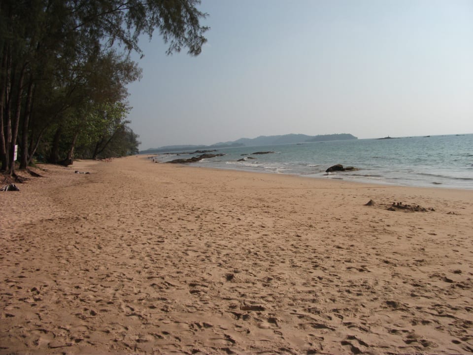 Strand nach Links... Khaolak Emerald Beach Resort & Spa