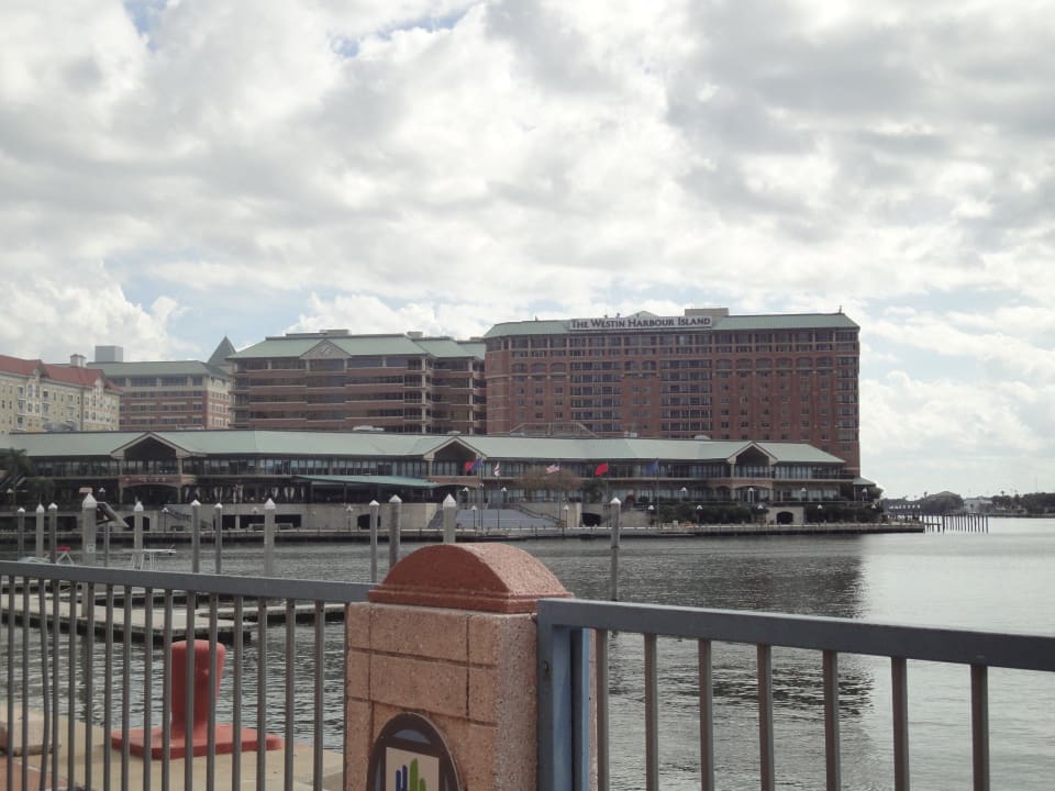 Blick aufs Hotel vom Convention Center Hotel The Westin Harbour Island