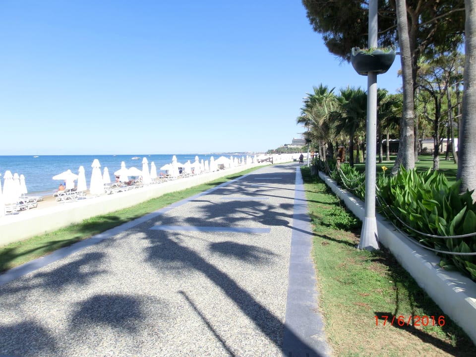Promenade vor dem Hotel Acanthus Cennet Barut Collection