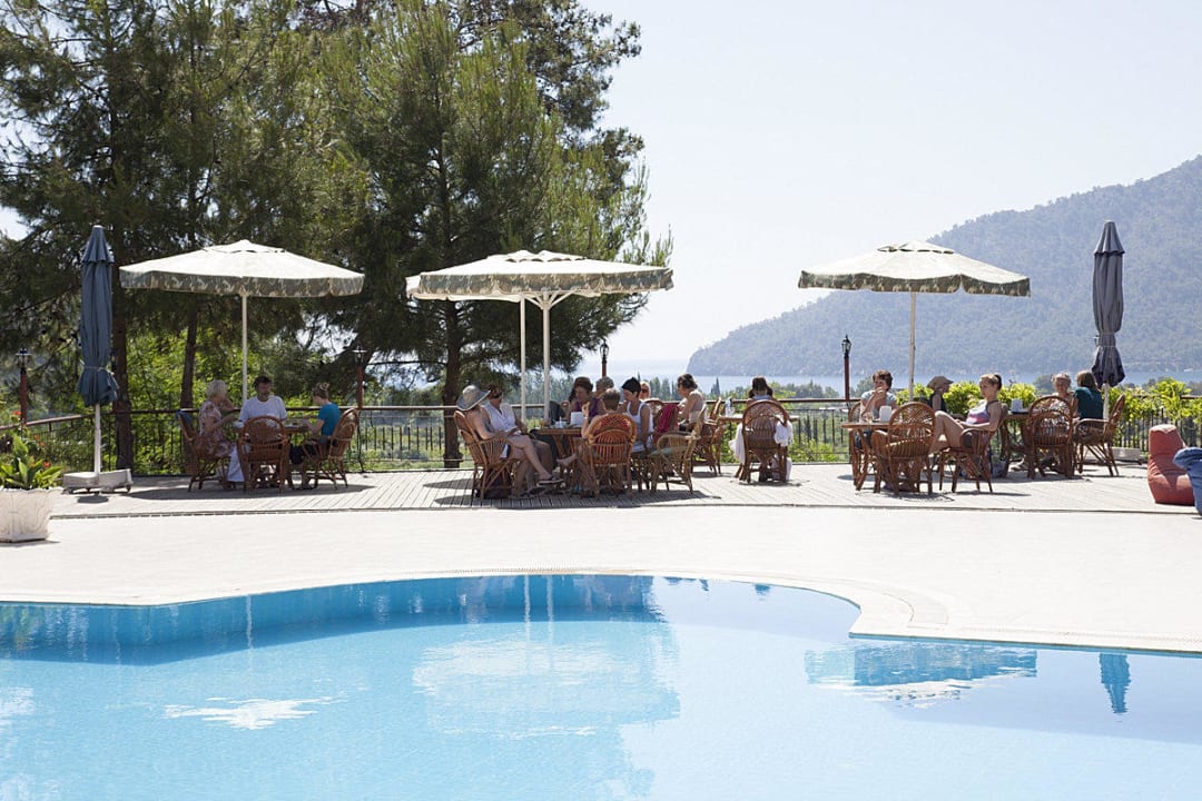 Frühstück am Pool LYKIA lodge | home of happiness