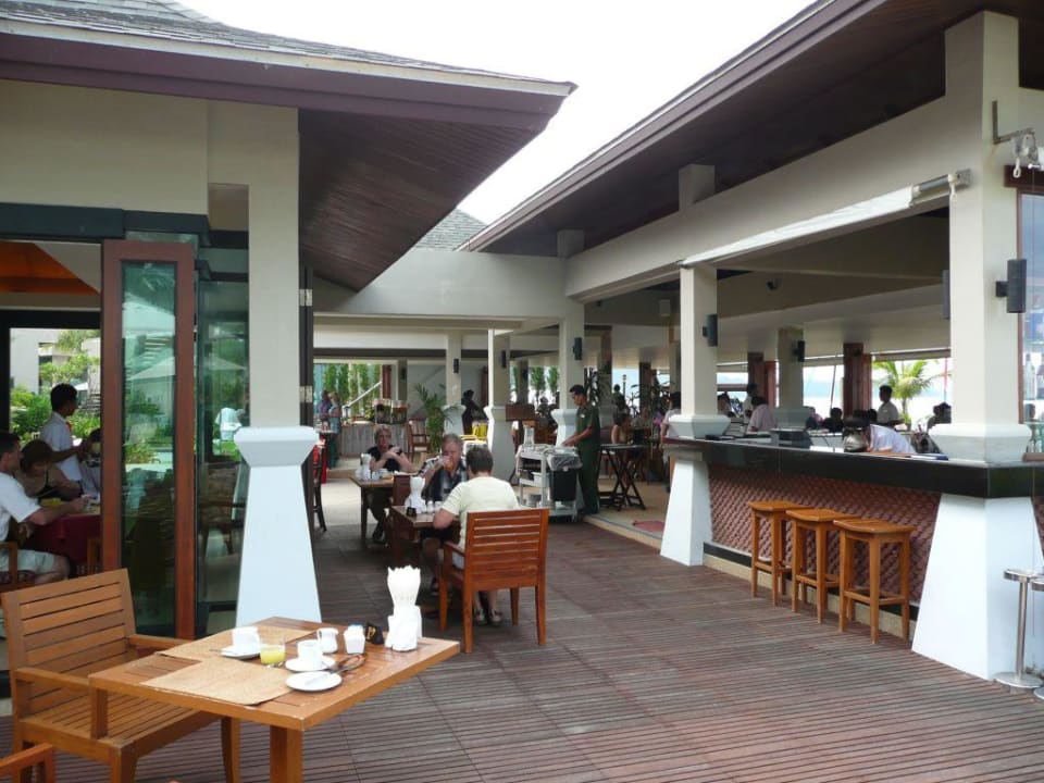 Frühstücksraum und Bar mit Blick aufs Meer La Flora Khao Lak