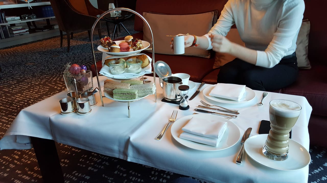 High Tea in der Library im 15. Stock Waldorf Astoria Berlin