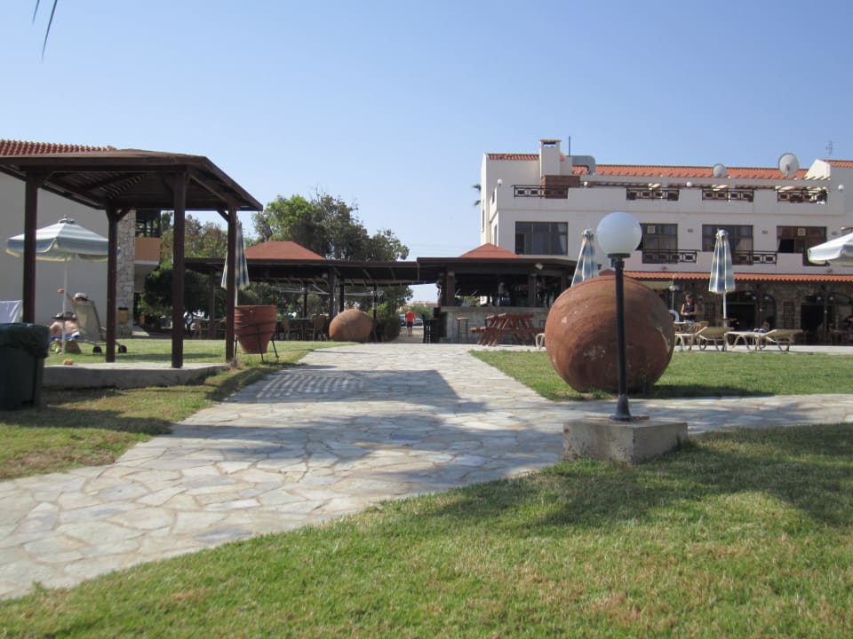 Blick von der Liegewiese über den Garten Hotel Mimosa Beach