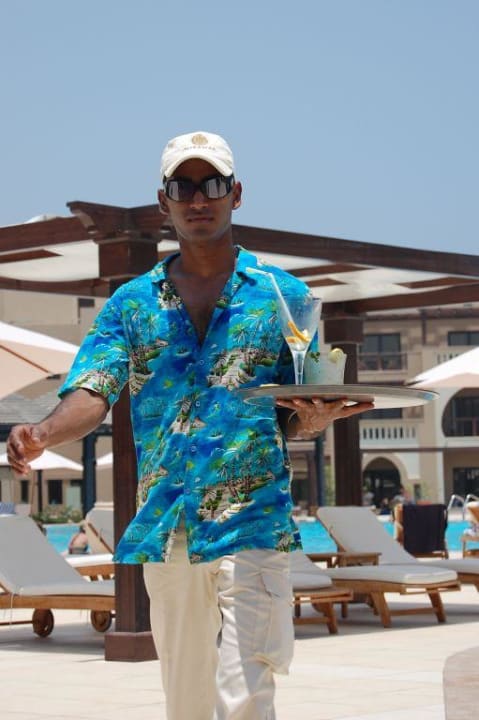Kellner, manchmal überfordert Miramar Al Aqah Beach Resort