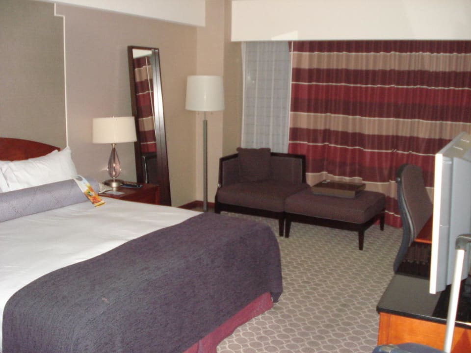 Blick aus dem Eingangsbereich ins Zimmer Hotel Hilton Boston Logan Airport