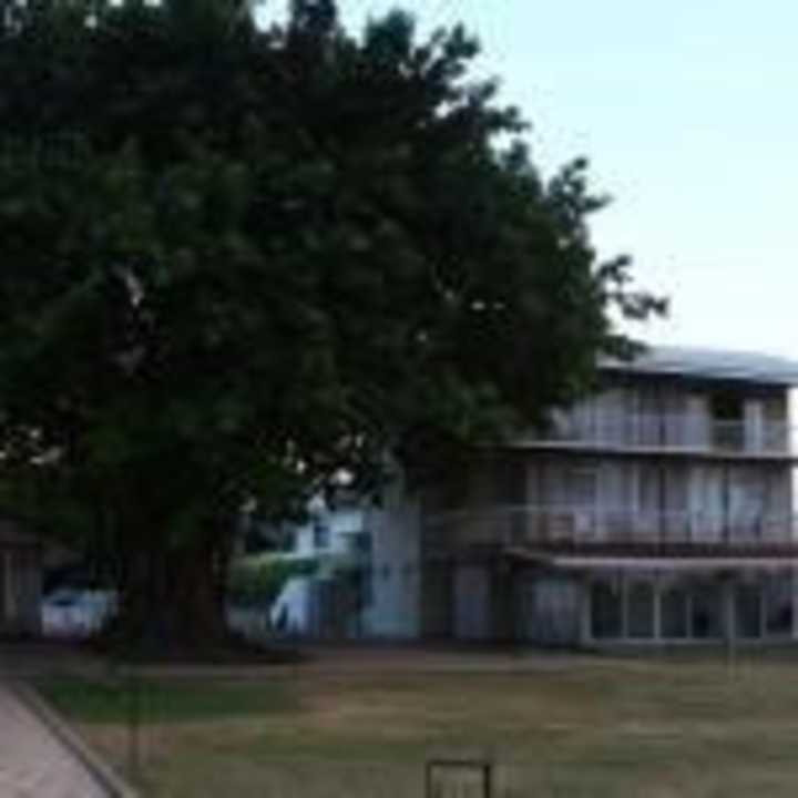 Вид на наш номер, 2 этаж, с побережья Hotel Pigeon Island Beach Resort