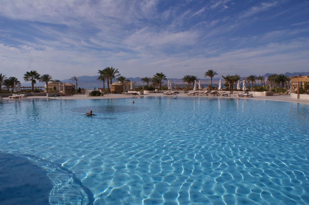 The large heated swimming pool Hotel Kempinski Soma Bay
