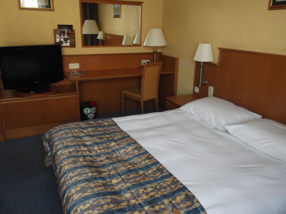 Bett und Schreibtisch Scandic Wrocław