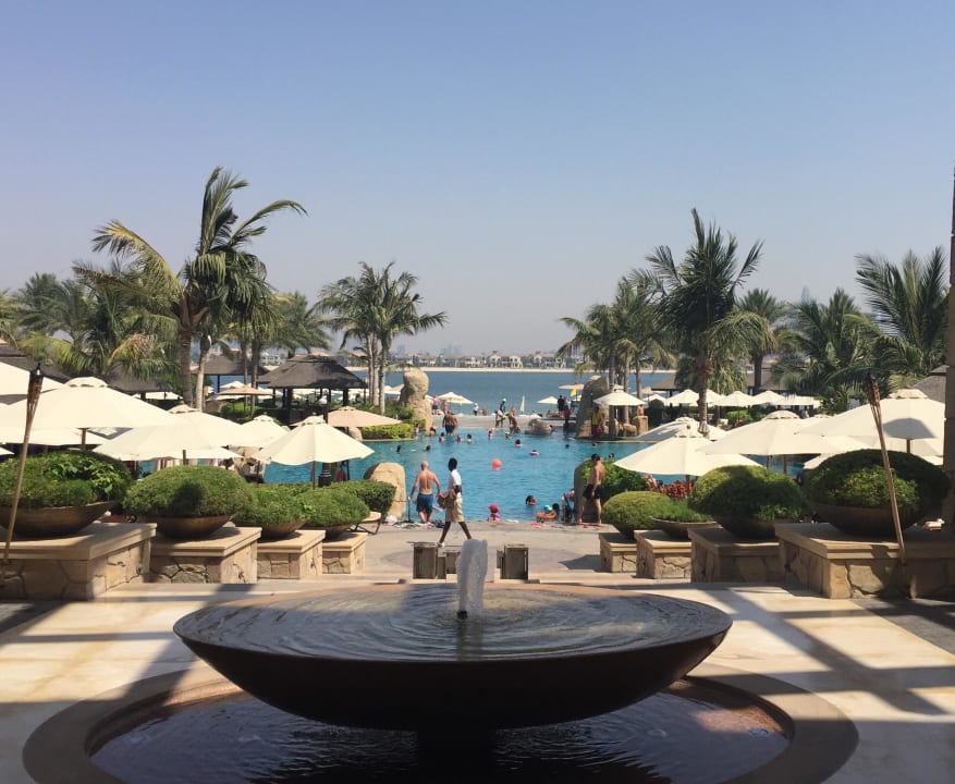 Blick vom Haupthaus Richtung Pool Sofitel Dubai The Palm Resort & Spa