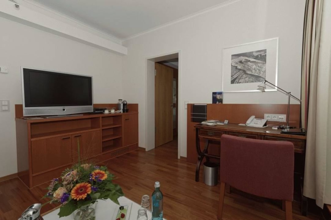 Wohnzimmer: Blick zum Schlafzimmer ATLANTIC Hotel Wilhelmshaven