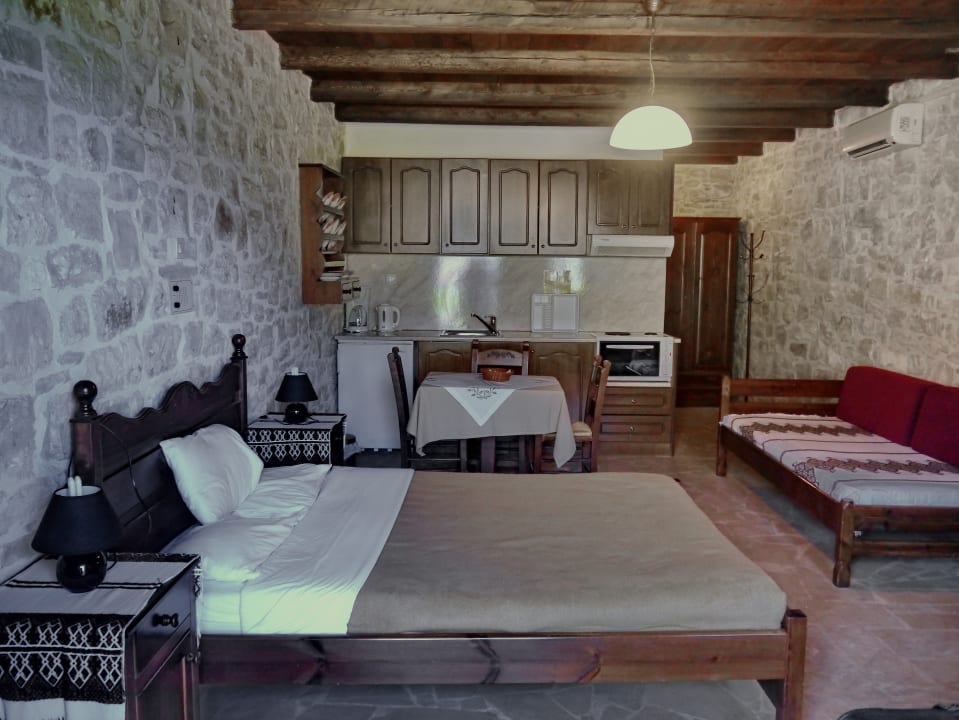 Zimmer Stone Village Petrino Horio