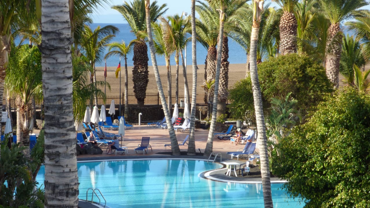 Pool mit Blick zum Strand Hipotels La Geria