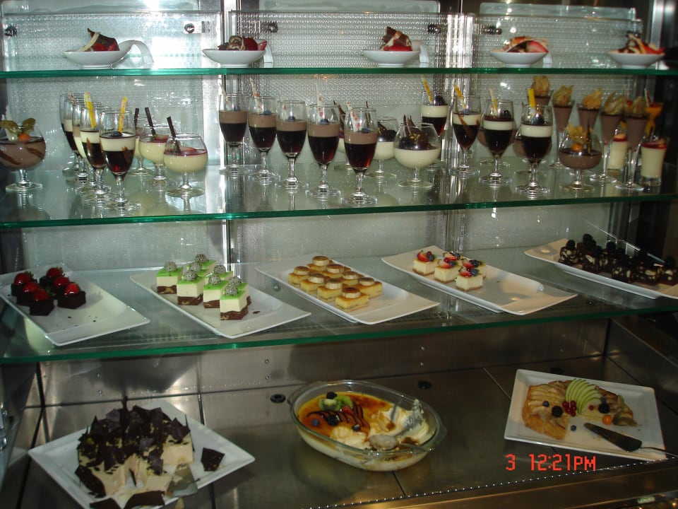 Nur eine kleine Auswahl an feinen Leckereien! Hotel Danat Jebel Dhanna Resort