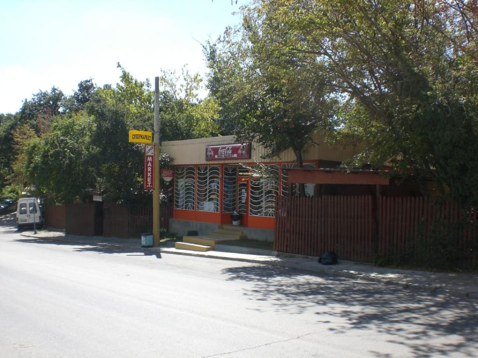 Kleiner Laden ca. 1-2 Minuten vom Hotel Hotel Holiday Park