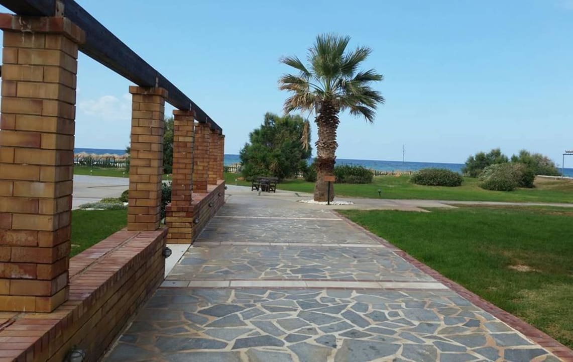 Weg zum Strand Bella Beach Hotel