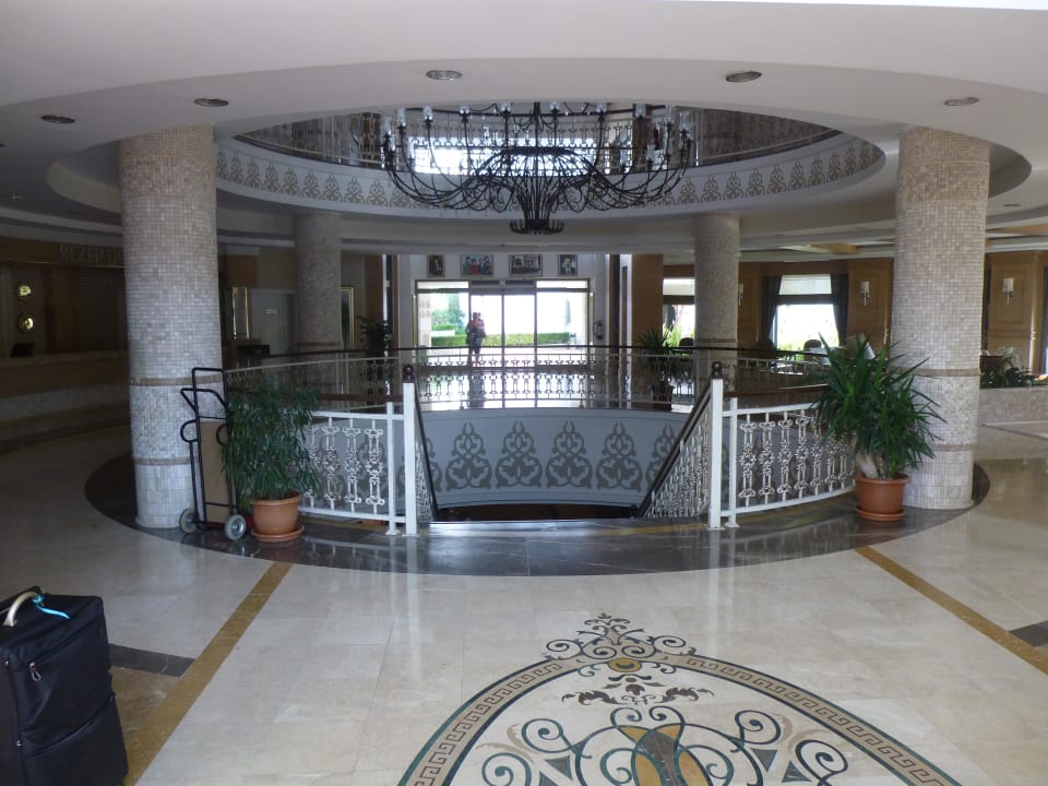 Treppe zur unteren Etage mit Lobbybar Alba Queen Hotel